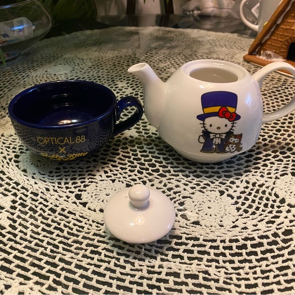 Hello Kitty Tea Set - Picture 3 of 4